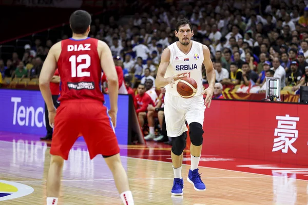 Boban Marjanovic Serbia Derecha Mantiene Balón Durante Segunda Ronda Contra — Foto de Stock