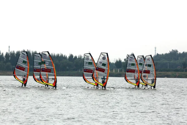 Menschen Windsurfen Fliedersee Park Während Der Windsurf Challenge Chinas Der — Stockfoto