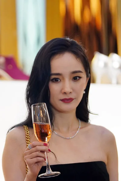 Die Chinesische Schauspielerin Yang Besucht Ein Mode Event Von Stuart — Stockfoto