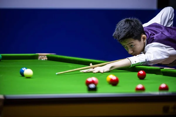 Kinesiska Professionella Snookerspelare Yize Spelar Ett Skott Rundan 2019 Snooker — Stockfoto