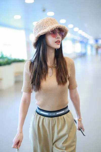 Actriz Hong Kong Angelababy Llega Aeropuerto Internacional Shanghai Hongqiao Antes —  Fotos de Stock