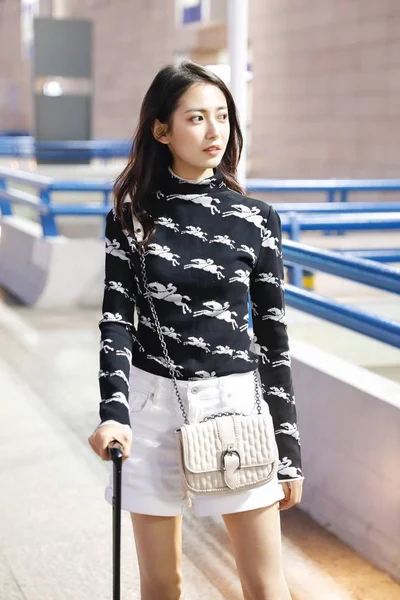 Chinese Actrice Chen Yuqi Yukee Chen Arriveert Internationale Luchthaven Shanghai — Stockfoto