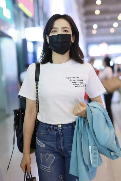 Cântăreața Actrița Chineză Victoria Song Ajunge Aeroportul Internațional Shanghai Hongqiao — Fotografie, imagine de stoc