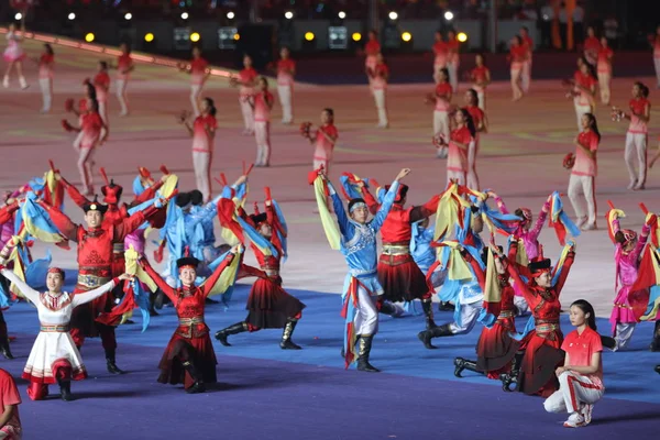 2019年9月8日 在中国中部河南省郑州市举行的第十一届全国少数民族传统运动会开幕式上 少数民族舞蹈 — 图库照片
