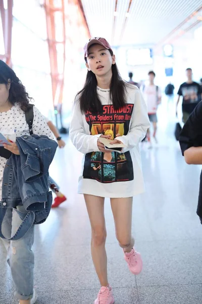 Atriz Cantora Chinês Canadense Kelly Wenwen Meio Chega Aeroporto Hongqiao — Fotografia de Stock