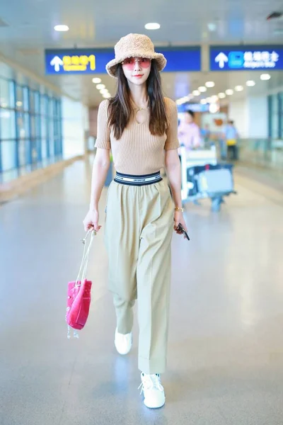 Actriz Hong Kong Angelababy Llega Aeropuerto Internacional Shanghai Hongqiao Antes —  Fotos de Stock