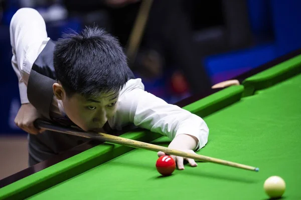 Kínai Profi Snooker Játékos Haotian Játszik Lövés Forduló 2019 Snooker — Stock Fotó