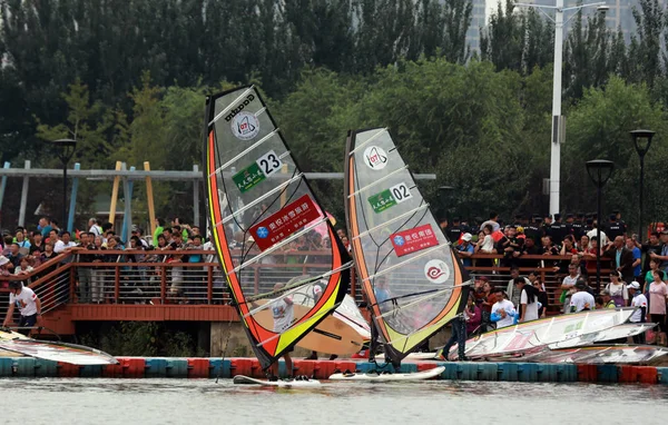 Besökare Titta Folk Vindsurfa Lilac Lake Park Kinas Vindsurfingutmaning Shenyang — Stockfoto