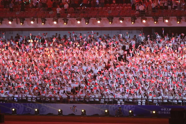 2019年9月8日 中国河南省中華人民共和国の第11回民族少数民族民族大会の開会式で 観客は中国国旗を振る — ストック写真