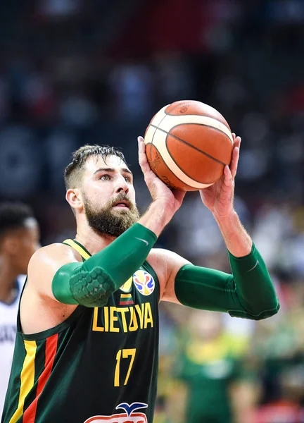 Litouws Professioneel Basketballer Jonas Valanciuna Springt Naar Score Bij Eerste — Stockfoto