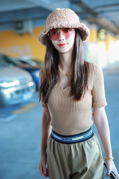 Hong Kong Skådespelerskan Angelababy Anländer Till Shanghai Hongqiao International Airport — Stockfoto