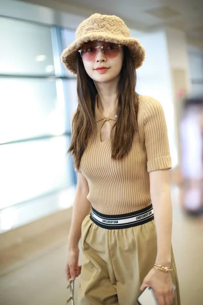 Actriz Hong Kong Angelababy Llega Aeropuerto Internacional Shanghai Hongqiao Antes —  Fotos de Stock