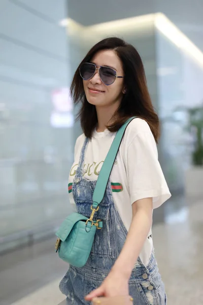 1998年以来Tvbが制作した多くのテレビシリーズに出演することで知られる香港の女優 シャルメイン セマンは 2019年8月19日 上海の空港でグッチTシャツとブルーのオーバーオールを着て生き生きと現れる — ストック写真