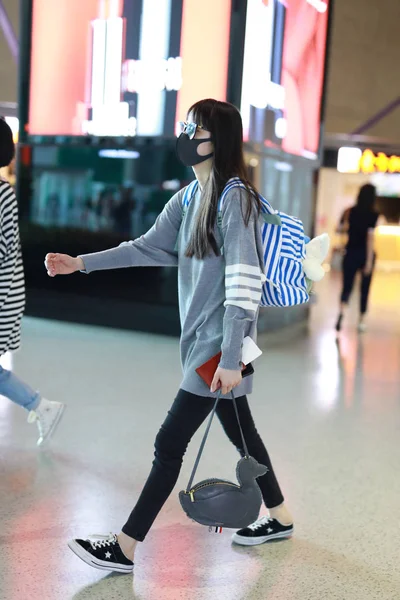 台湾のミュージシャンで女優のナナ ウーヤンまたはウヤン ナナが2019年8月22日 上海に出発する前に上海虹橋国際空港に到着 — ストック写真