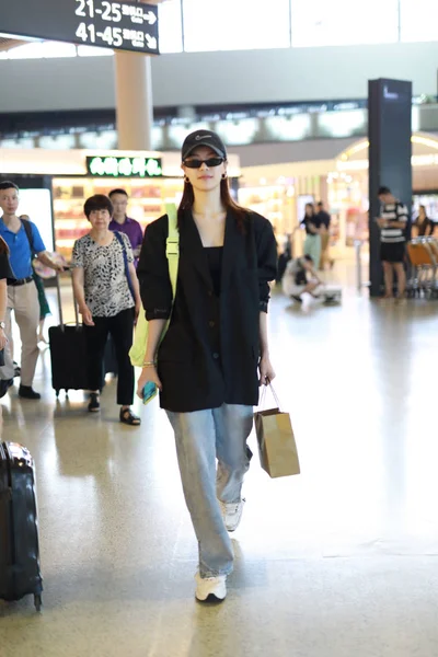 Chinese Actress Zhong Chuxi Arrives Shanghai Hongqiao International Airport Departure — Stock Photo, Image