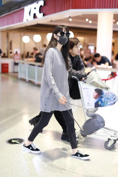 Muzicianul Actrița Taiwaneză Nana Yang Sau Ouyang Nana Ajunge Aeroportul — Fotografie, imagine de stoc