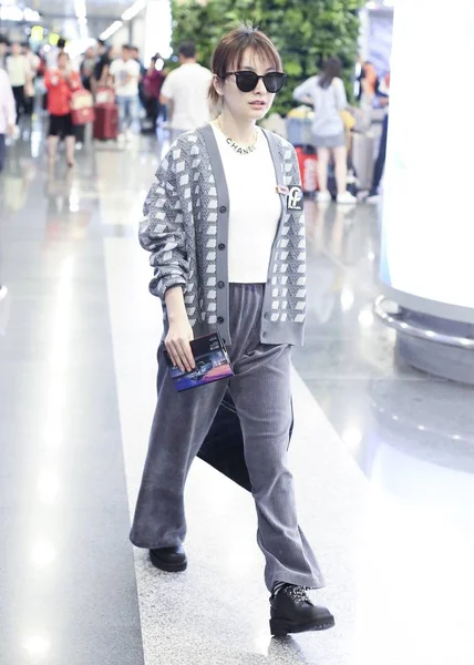 Китайская Ведущая Актриса Синь Прибывает Международный Аэропорт Пекина После Приземления — стоковое фото