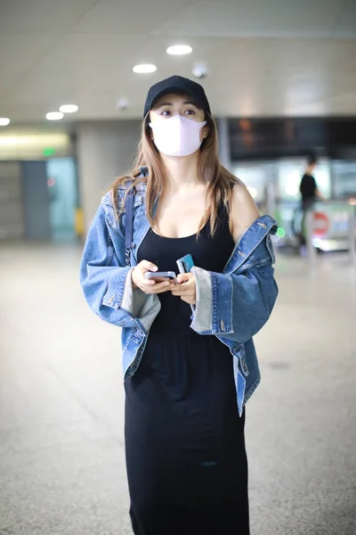 Китайська Актриса Лююн Прибуває Шанхайського Аеропорту Хунцяо Після Посадки Шанхаї — стокове фото