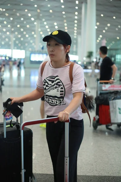 中国代表卓球チームの一員であるリウ シウェンは 2019年8月5日に中国 北京で非公開のトレーニングのためにロサンゼルスに出発する前に 北京首都国際空港に現れる — ストック写真