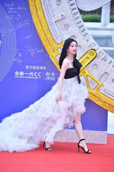 2019年7月27日 在中国北部山西省大同市举行的成龙国际动作电影周闭幕式上 中国女演员田静在红地毯上摆姿势 — 图库照片