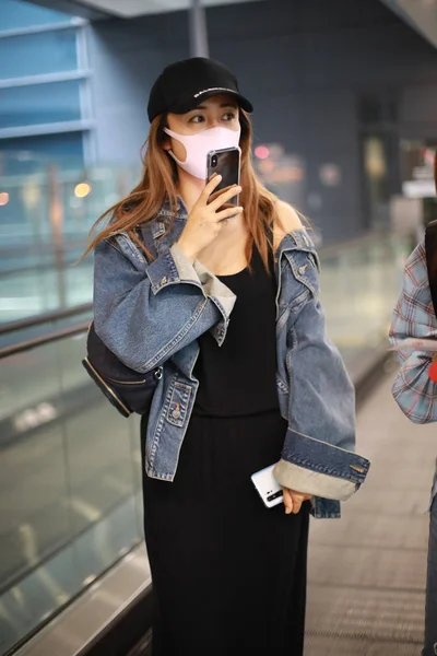 2019년 23일 상하이에 상륙한 여배우 류윈이 상하이 홍차오 공항에 — 스톡 사진