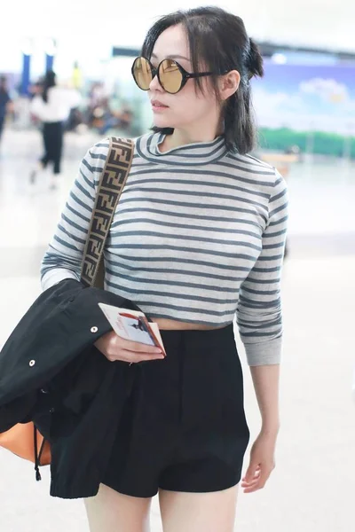 Китайская Певица Джейн Чжан Чжан Лянъин Прибывает Международный Аэропорт Пекина — стоковое фото