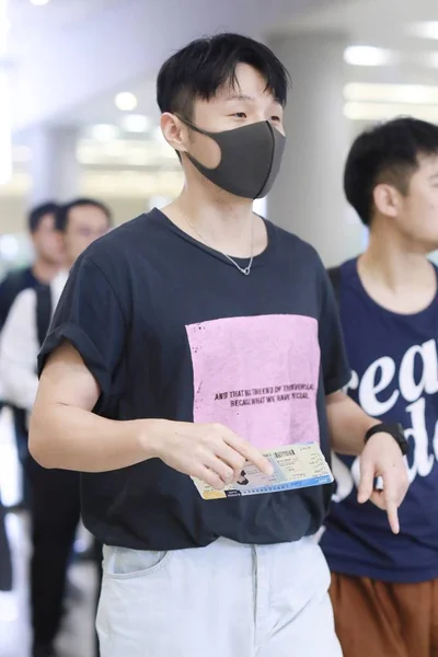 中国歌手兼作曲家李荣豪在2019年9月18日离开上海前抵达上海宏桥机场 — 图库照片