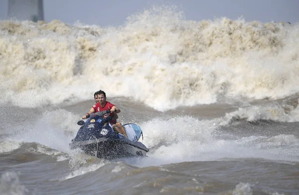 Surfers Rijden Een Golf Qiantang Rivier Hangzhou Stad Oost China — Stockfoto