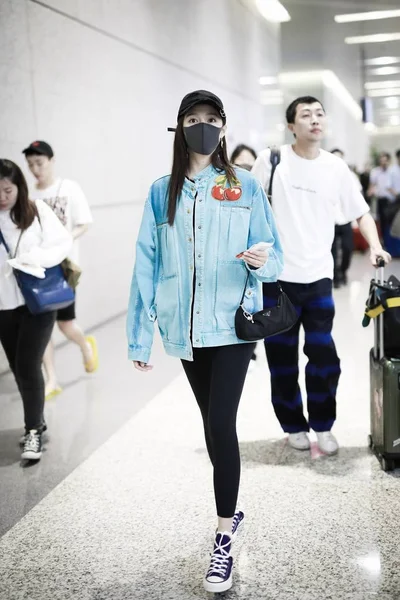 Chińska Aktorka Guan Xiaotong Przybywa Międzynarodowe Lotnisko Szanghaj Hongqiao Przed — Zdjęcie stockowe