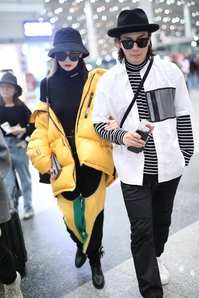 2019年9月17日 中国歌手兼女演员齐伟和她的丈夫李升贤在中国北京首都国际机场露面 — 图库照片