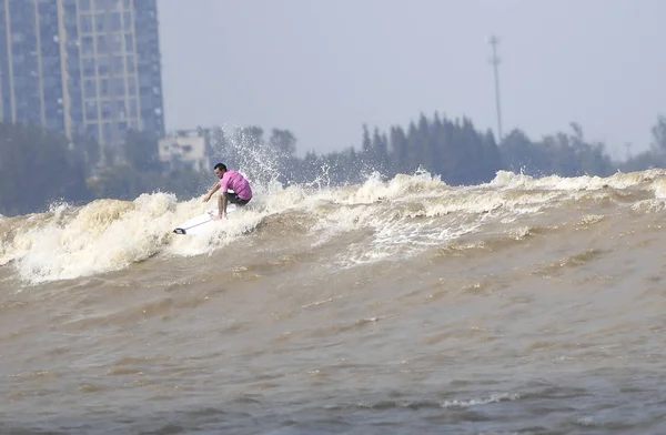 Surfare Rider Våg Qiantangfloden Hangzhou Stad Östra Kina Zhejiangprovinsen September — Stockfoto