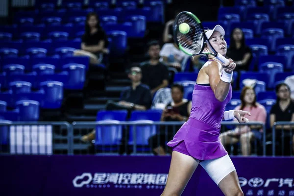 Сербський Професійний Тенісист Ніна Стоянович Грає Проти Китайського Професійного Тенісиста — стокове фото