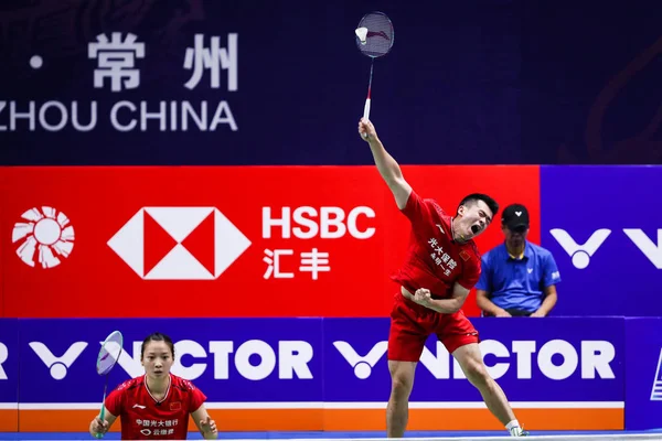 中国のプロバドミントン選手鄭Siweiと黄Yaqiongは 中国東部の常州市で開催されたVictor China Open 2019で 混合ダブルスの最初のラウンドで日本のプロバドミントン選手伯耆拓郎と永原若菜と競争します — ストック写真