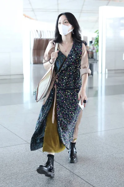 中国女演员周迅在2019年9月17日离开北京前抵达北京首都国际机场 — 图库照片