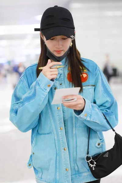 Attrice Cinese Guan Xiaotong Arriva All Aeroporto Internazionale Shanghai Hongqiao — Foto Stock
