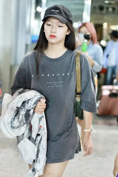 2019年8月29日 中国女子团体 宇宙女孩 的中国歌手兼女演员成晓午夜后抵达北京首都国际机场 随后离开北京 — 图库照片