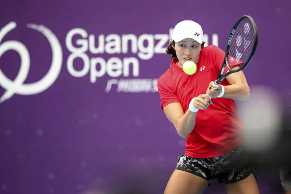 Китайський Професійний Тенісист Сюнь Фангін Грає Проти Чеської Професійної Тенісистки — стокове фото