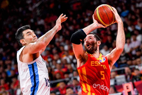 Rudy Fernandez Hiszpanii Czerwony Chroni Piłkę Przed Luisem Scolą Argentyny — Zdjęcie stockowe