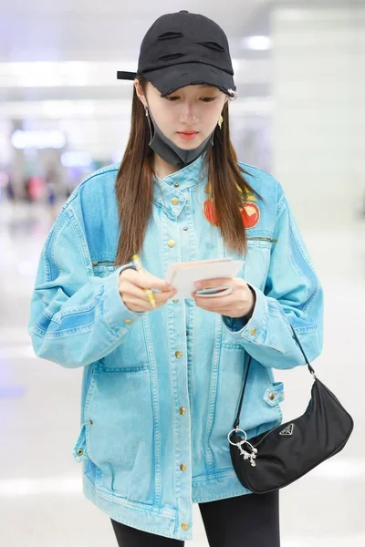 Chinese Actrice Guan Xiaotong Arriveert Internationale Luchthaven Shanghai Hongqiao Voor — Stockfoto