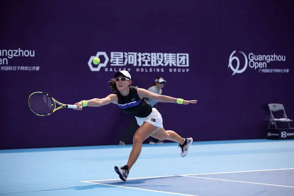 Китайський Тенісист Дуан Інгін Ловить Першому Раунді Одиночного Жіночого Поєдинку — стокове фото