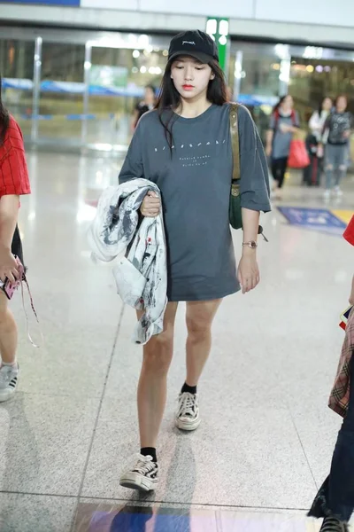 中国の歌手で女優のチェン シャオ 中国の少女グループ 宇宙の女の子は Wjsnとも呼ばれ 北京に出発する前の真夜中の後に北京首都国際空港に到着します 8月2019 — ストック写真