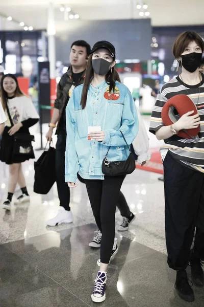 Κινεζική Ηθοποιός Guan Xiaotong Φθάνει Στο Διεθνές Αεροδρόμιο Της Σαγκάης — Φωτογραφία Αρχείου