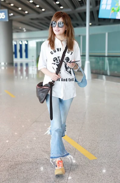 中国女演员赵薇琪或赵薇在2019年9月15日离开北京前抵达北京首都国际机场 — 图库照片