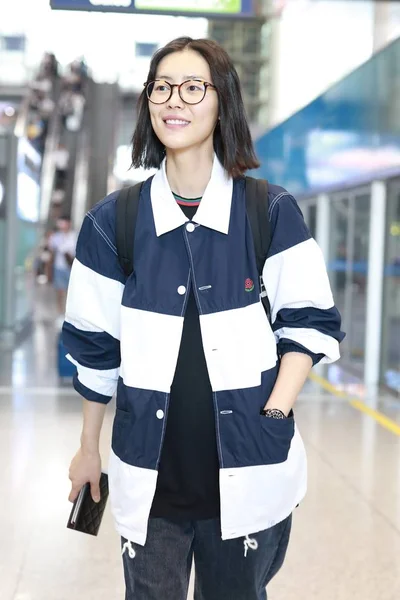 Κινεζικό Μοντέλο Liu Wen Εμφανίζεται Στο Διεθνές Αεροδρόμιο Του Πεκίνου — Φωτογραφία Αρχείου