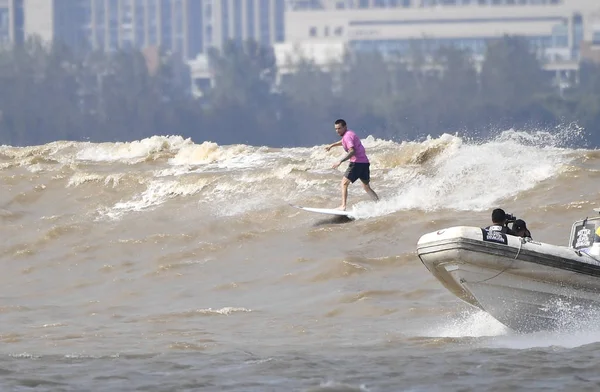 Bir Sörfçü Eylül 2019 Çin Doğusundaki Hangzhou Şehrindeki Qiantang Nehri — Stok fotoğraf