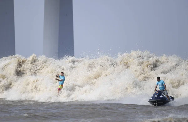 Surfers Ride Wave Qiantang River Hangzhou City East China Zhejiang — Stock Photo, Image