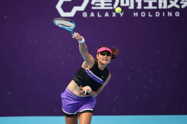 中国网球选手段英英在2019年9月17日于广东省广州市举行的首轮女子单打段英英对战广州开赛上发球 — 图库照片