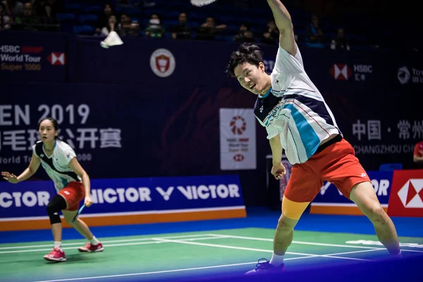 韩国职业羽毛球选手Seo Seung Jae和Chae Yoo Jung与日本职业羽毛球选手Yuta Watanabe和Arisa Higashino在2019年中国公开赛的四分之一决赛中竞争 — 图库照片