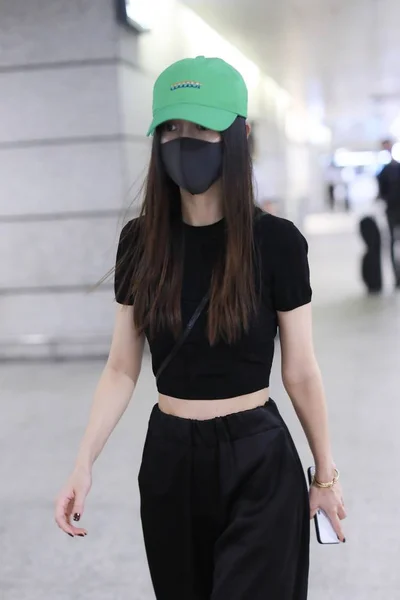 Hong Kong Actrice Angelabababy Verlaat Terminal Landing Shanghai Hongqiao International — Stockfoto