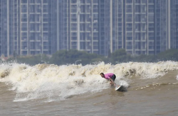 Surfare Rider Våg Qiantangfloden Hangzhou Stad Östra Kina Zhejiangprovinsen September — Stockfoto